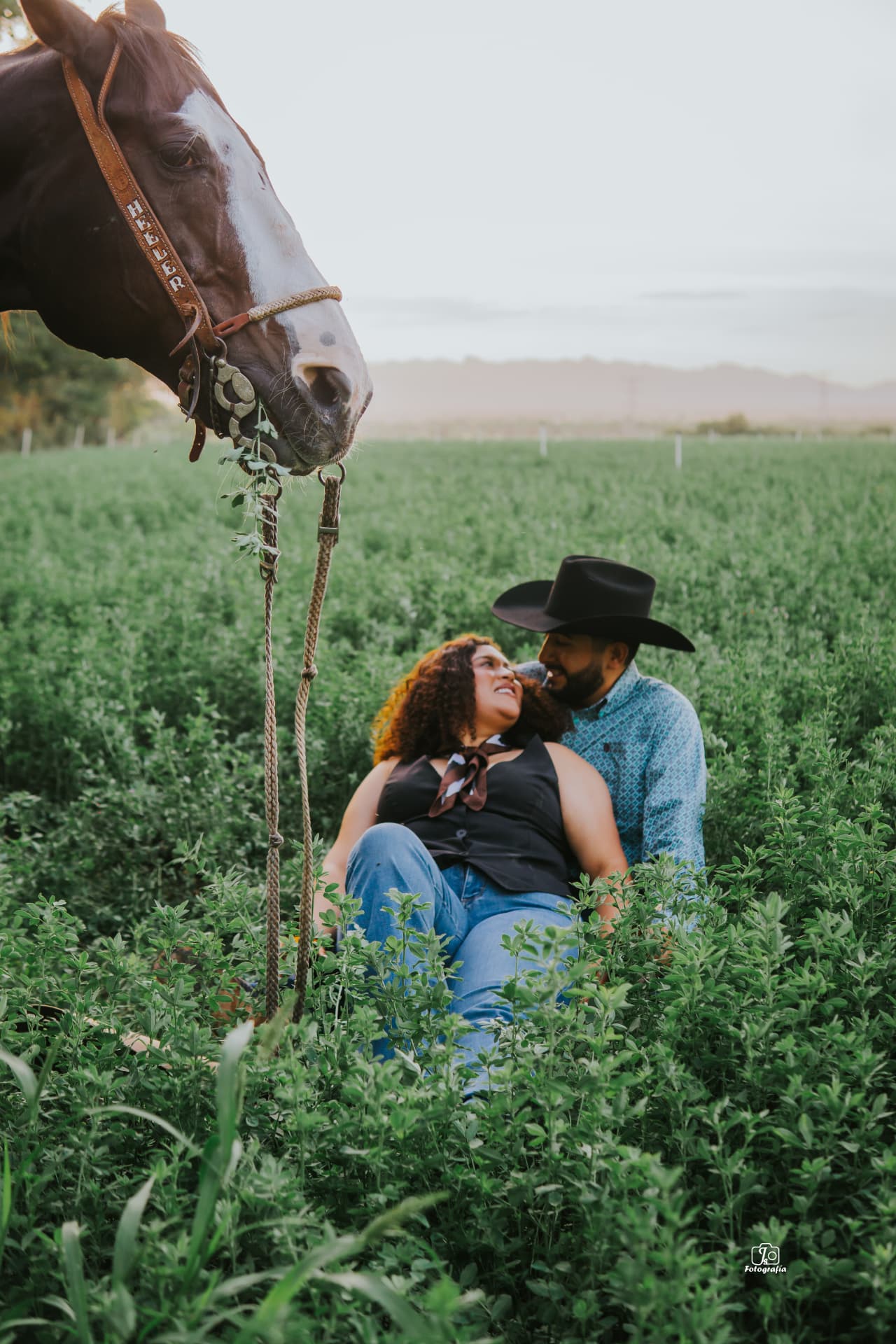 Yizzel y Jesús sentados en el campo junto a su caballo