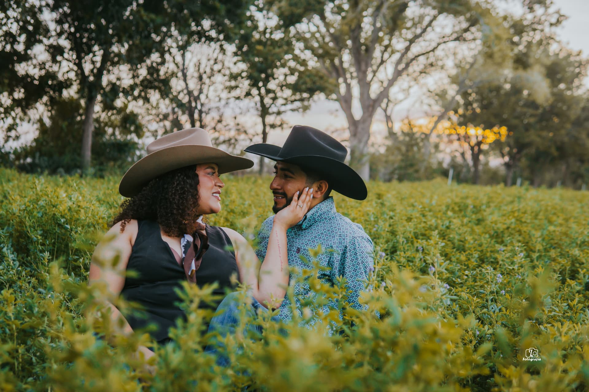 Yizzel y Jesús sonriéndose en el campo al atardecer